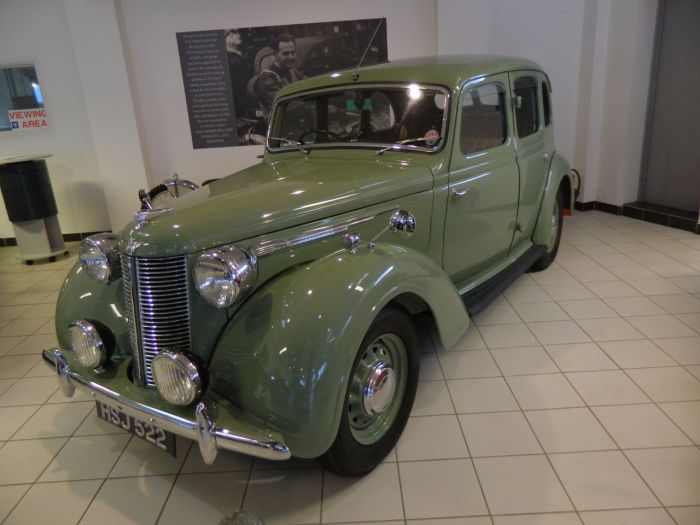 Austin Sixteen 2.2 Saloon Petrol Green