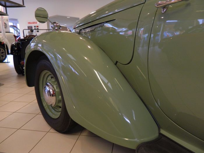 Austin Sixteen 2.2 Saloon Petrol Green