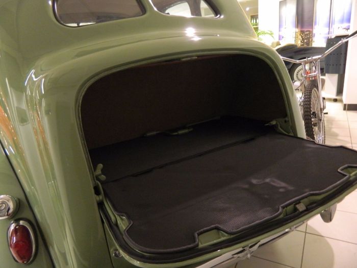 Austin Sixteen 2.2 Saloon Petrol Green