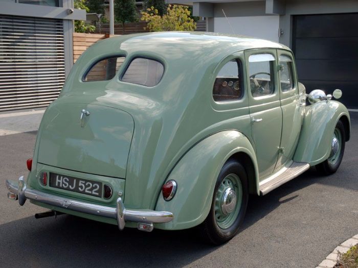 Austin Sixteen 2.2 Saloon Petrol Green