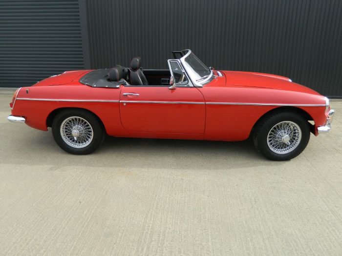 MG MGB 1.8 ROADSTER Sports Petrol Tartan Red