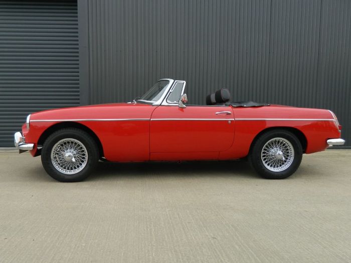 MG MGB 1.8 ROADSTER Sports Petrol Tartan Red